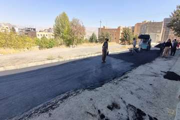 عملیات آسفالت محوطه آپارتمان های پاوان در راستای بهسازی معابر.